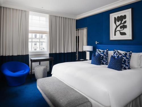 Suite Prestige con sala de estar independiente y vistas a Waterloo Place o al centro comercial Pall Mall - Cama extragrande del hotel Sofitel St James London. Foto 8