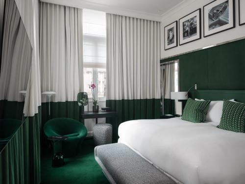 Suite Prestige con sala de estar independiente y vistas a Waterloo Place o al centro comercial Pall Mall - Cama extragrande del hotel Sofitel St James London. Foto 10