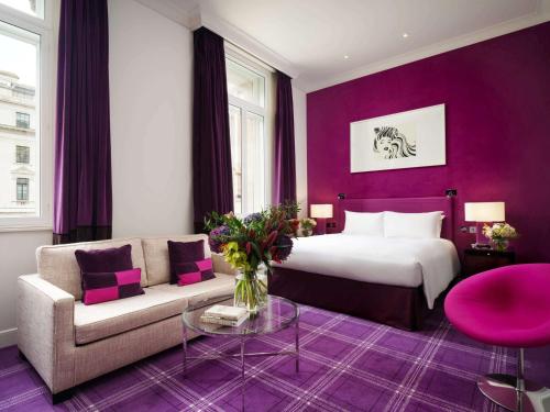 Suite Estudio con zona de salón y vistas a Waterloo Place - Cama extragrande del hotel Sofitel St James London. Foto 1