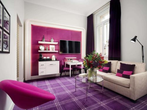 Suite Estudio con zona de salón y vistas a Waterloo Place - Cama extragrande del hotel Sofitel St James London. Foto 2