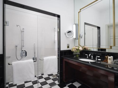 Suite Estudio con zona de salón y vistas a Waterloo Place - Cama extragrande del hotel Sofitel St James London. Foto 4