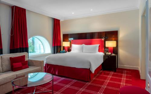 Suite Estudio con zona de salón y vistas a Waterloo Place - Cama extragrande del hotel Sofitel St James London. Foto 5