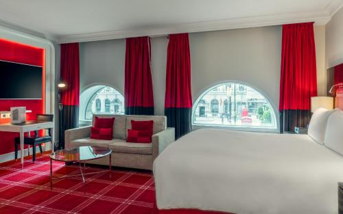 Suite Estudio con zona de salón y vistas a Waterloo Place - Cama extragrande del hotel Sofitel St James London. Foto 6