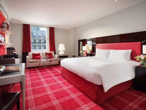 Suite Junior con zona de salón y vistas a Waterloo Place - Cama extragrande del hotel Sofitel St James London. Foto 4