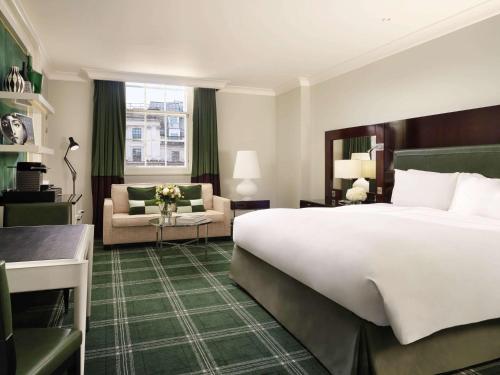 Suite Junior con zona de salón y vistas a Waterloo Place - Cama extragrande del hotel Sofitel St James London. Foto 5