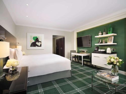 Suite Junior con zona de salón y vistas a Waterloo Place - Cama extragrande del hotel Sofitel St James London. Foto 6