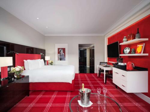 Suite Junior con zona de salón y vistas a Waterloo Place - Cama extragrande del hotel Sofitel St James London. Foto 7