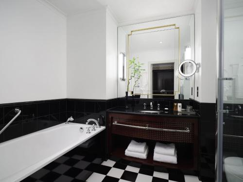 Suite Junior con zona de salón y vistas a Waterloo Place - Cama extragrande del hotel Sofitel St James London. Foto 8