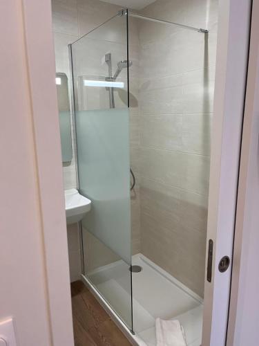Habitación Doble - 2 camas del hotel Hipotel Paris Voltaire Bastille. Foto 3
