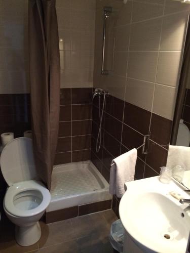 Habitación Triple del hotel Hipotel Paris Voltaire Bastille. Foto 3