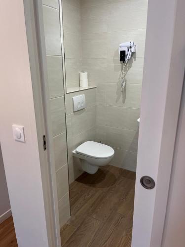 Habitación Triple del hotel Hipotel Paris Voltaire Bastille. Foto 4