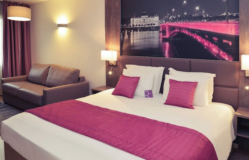 Habitación Superior con cama doble y sofá del hotel Mercure Lyon Est Chaponnay
