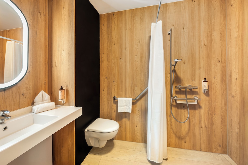 Habitación Superior con cama doble y sofá del hotel Mercure Lyon Est Chaponnay. Foto 3
