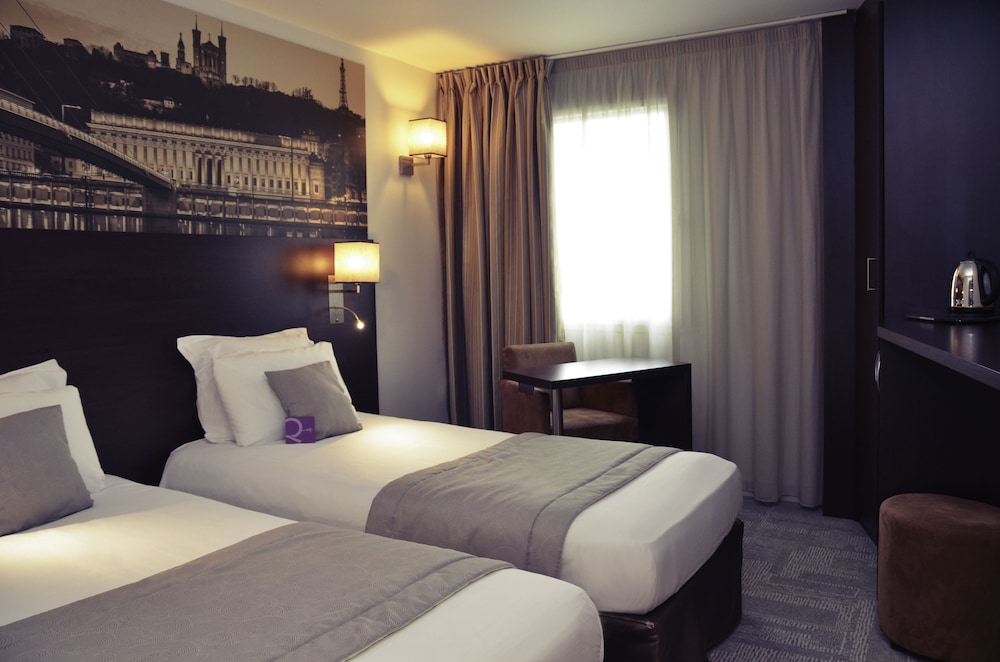 Habitación estándar con dos camas individuales del hotel Mercure Lyon Est Chaponnay. Foto 1