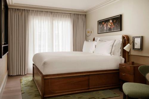 Habitación Salon con cama extragrande del hotel The Montcalm Marble Arch