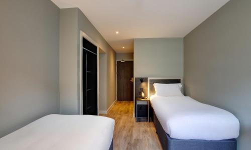 Habitación Doble Estándar Plus con cama supletoria - 2 camas del hotel Royal National. Foto 4