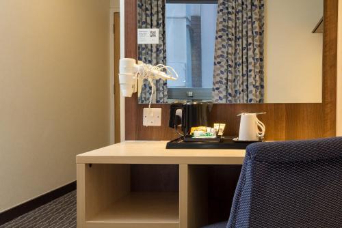 Habitación Triple del hotel Royal National. Foto 4