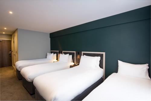 Habitación Triple Estándar Plus con cama supletoria del hotel Royal National. Foto 1