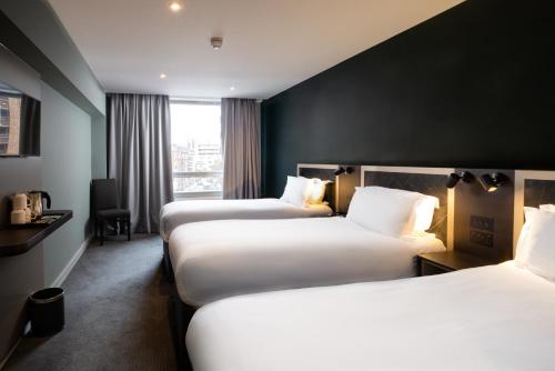 Habitación Triple Estándar Plus del hotel Royal National. Foto 2