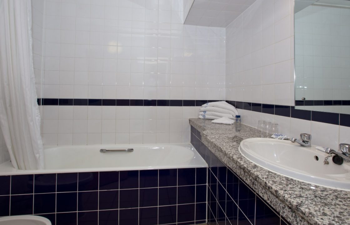 Habitación triple del hotel Royal National. Foto 1