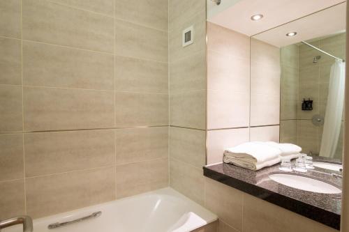 Habitación para Tres Personas del hotel Royal National. Foto 8