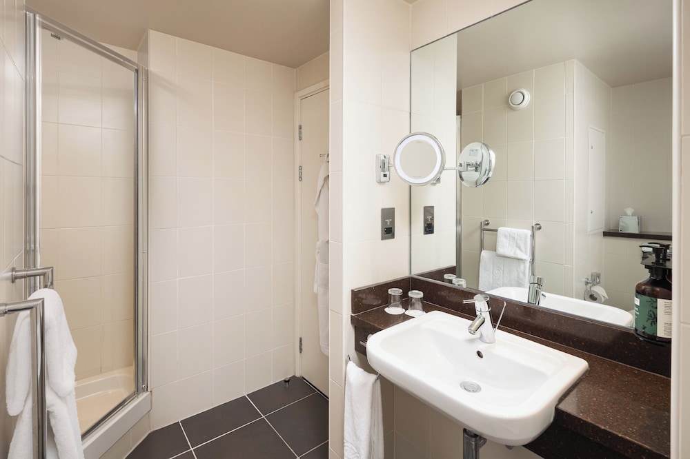 Habitación doble 1 Cama queen Premium del hotel Crowne Plaza London Ealing, An Ihg. Foto 1