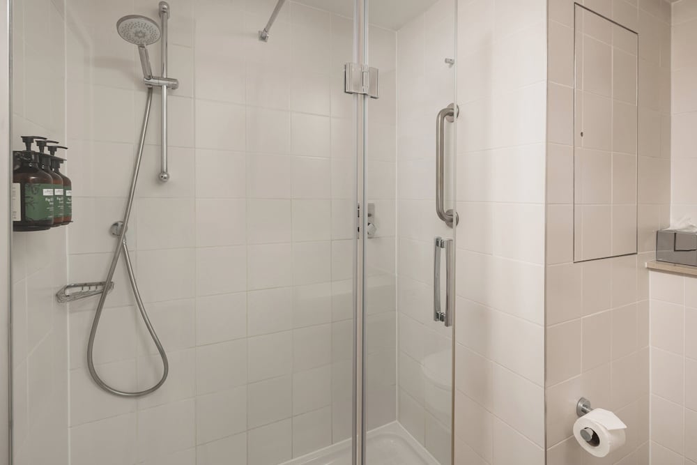 Habitación estándar, 1 cama de matrimonio (Walk - In Shower) del hotel Crowne Plaza London Ealing, An Ihg. Foto 2