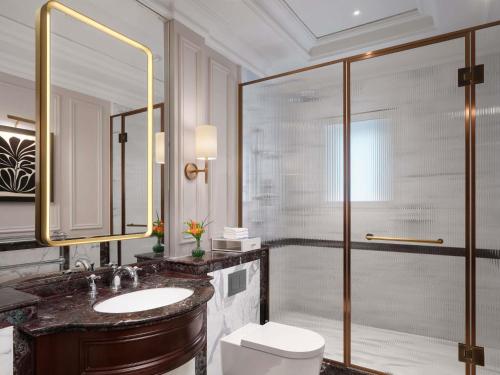 Habitación doble de lujo con 2 camas dobles del hotel The Savoy. Foto 1