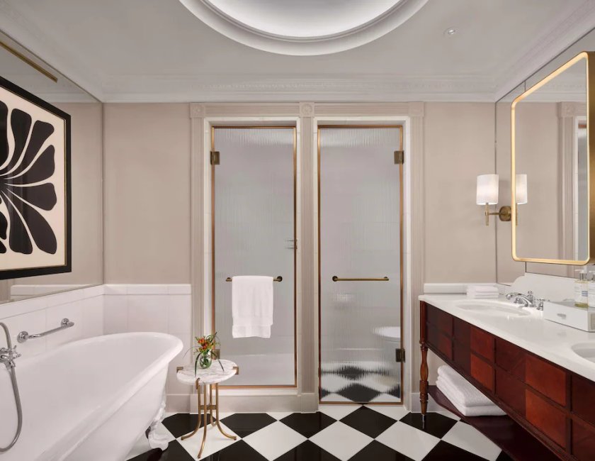 Suite Grand, 1 cama de matrimonio grande con sofá cama (Gran River, 678sf, 6 3sm) del hotel The Savoy