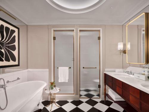 Habitación de lujo King con vistas al río del hotel The Savoy