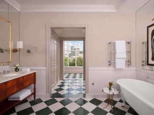 Suite Junior King con vistas al río del hotel The Savoy