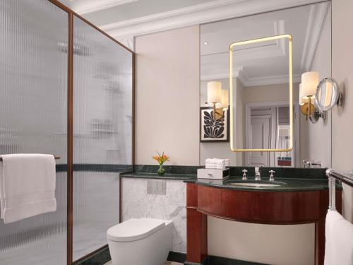 Habitación Deluxe King del hotel The Savoy. Foto 1