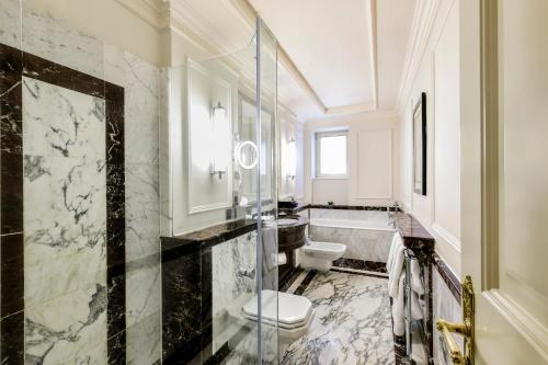 Habitación Heritage Deluxe King del hotel The Savoy. Foto 4