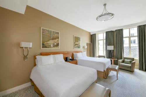 Habitación doble de lujo con 2 camas dobles del hotel The Savoy. Foto 1