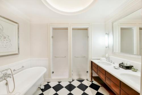 Habitación de lujo King con vistas al río del hotel The Savoy