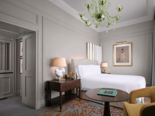 Habitación Superior con cama Queen del hotel The Savoy. Foto 1