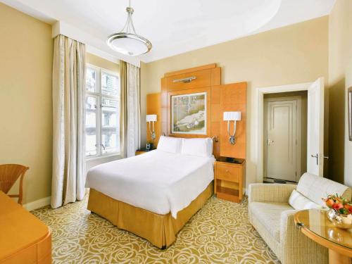 Habitación Superior con cama Queen del hotel The Savoy. Foto 3