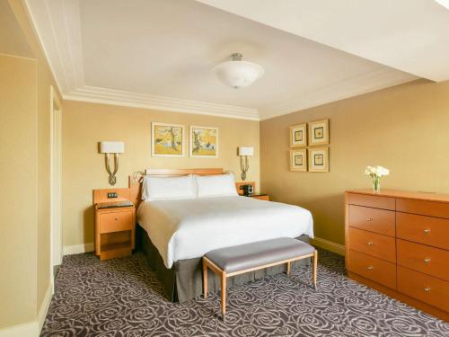 Suite de un dormitorio con vista parcial al río del hotel The Savoy