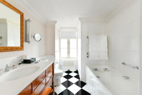 Suite de un dormitorio con vista parcial al río del hotel The Savoy. Foto 1