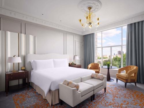 Suite Junior King con vistas al río del hotel The Savoy