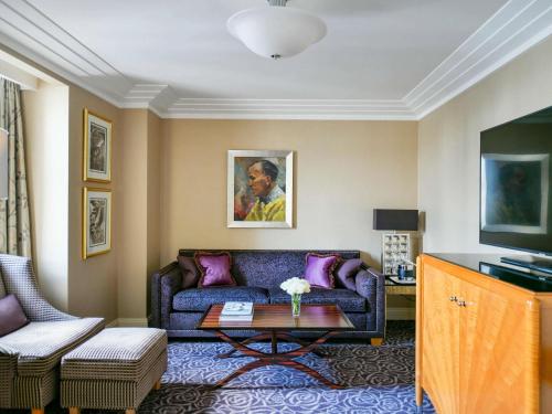 Suite de un dormitorio con vista parcial al río del hotel The Savoy. Foto 4