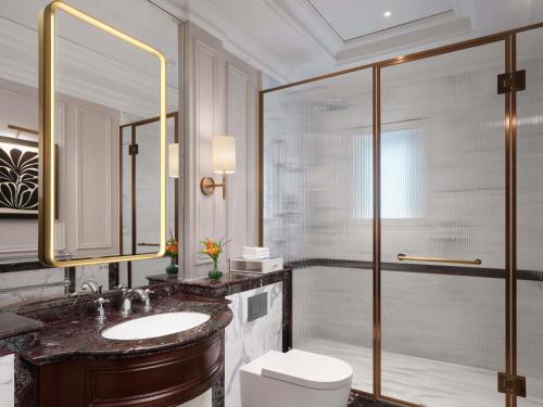 Habitación doble de lujo con 2 camas dobles del hotel The Savoy. Foto 6