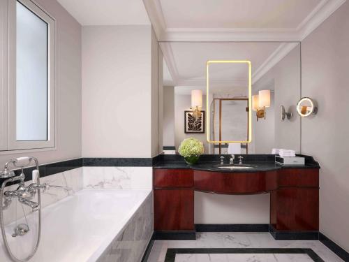 Habitación de lujo con cama King del hotel The Savoy. Foto 5