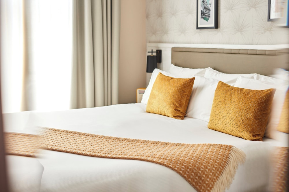 Habitación superior, 1 cama de matrimonio grande con sofá cama del hotel The Clermont London, Victoria. Foto 1