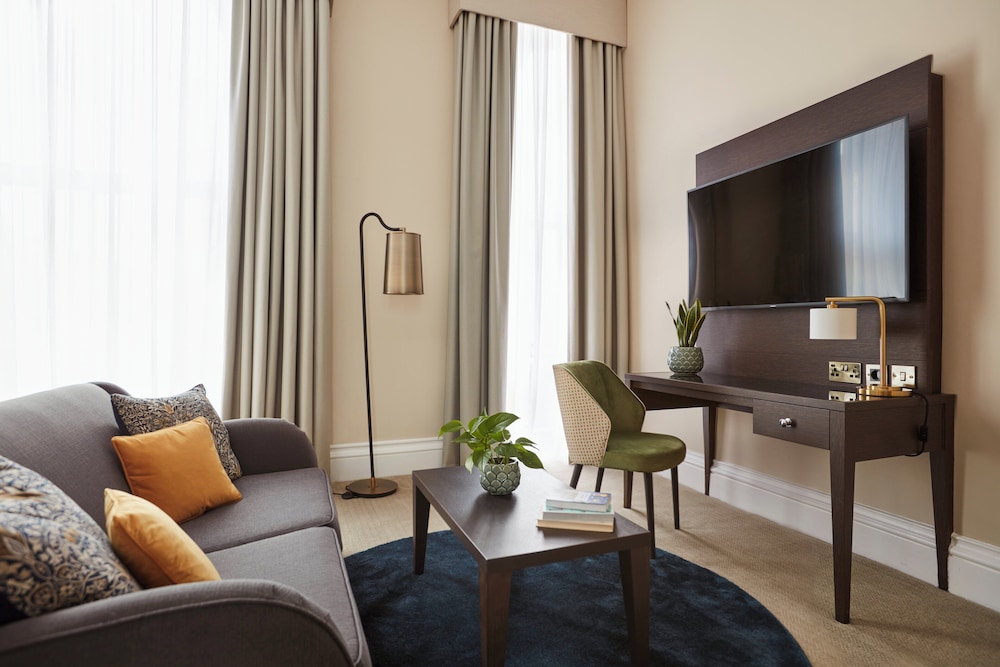 Habitación superior, 1 cama de matrimonio grande con sofá cama del hotel The Clermont London, Victoria. Foto 3