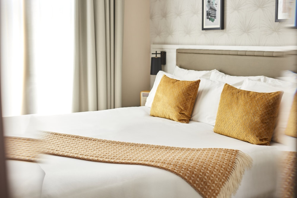 Habitación superior, 1 cama de matrimonio grande con sofá cama del hotel The Clermont London, Victoria. Foto 2