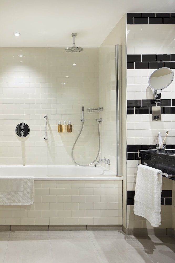 Habitación superior, 1 cama de matrimonio grande con sofá cama del hotel The Clermont London, Victoria. Foto 5