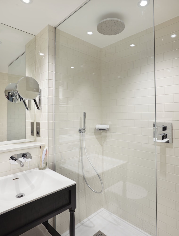 Habitación Deluxe, 1 cama de matrimonio grande del hotel The Clermont London, Victoria. Foto 5