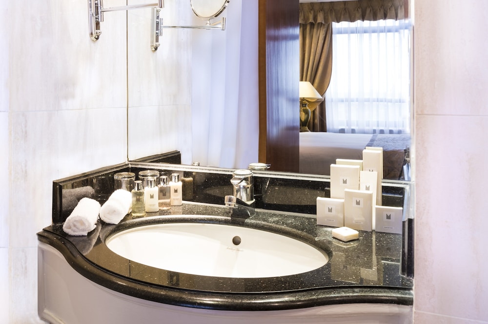 Habitación estándar con 2 camas individuales del hotel Millennium London Knightsbridge. Foto 5