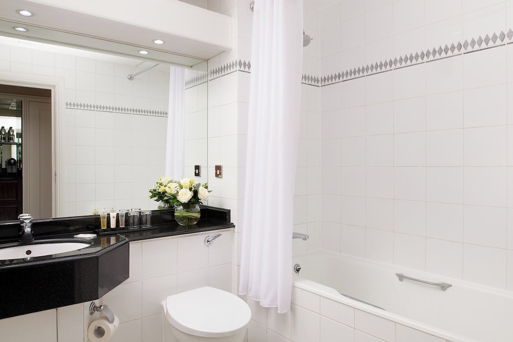 Habitación estándar con 2 camas individuales del hotel Millennium London Knightsbridge. Foto 6